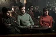 Inside Llewyn Davis – Llewyn Davis (Oscar Isaac, l.), Jim Berkey (Justin Timberlake, M.) und Jean Berkey (Carey Mulligan, r.) als Zuhörer im berühmten Gaslight Café.