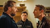 Tatort – Thorsten Falke (Wotan Wilke Möhring, r.) und Felix Wacker (Arash Marandi, m.) fühlen Lehrer Andreas Bergson (Christian Erdmann) auf den Zahn