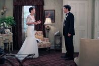 How I Met Your Mother – An ihrem Hochzeitstag ist Robin (Cobie Smulders, l.) nervös und wendet sich an Ted (Josh Radnor, r.), der sie beruhigen soll. Doch wird ihm das gelingen?