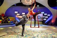 1, 2 oder 3 – Artistin und Trapezkünstlerin Janine Eggenberger erklärt Elton, wie ihr Trapez funktioniert und hat noch eine knifflige Frage für die Rateteams dabei.