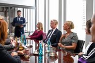 Alles oder Nichts – Als es zur Wahl des neuen Vorstands kommt, werden (v.l.n.r.) Tarek (Varol Sahin), Anja (Franziska Breite), Olaf (Thomas Morris) und Bea (Niki Finger) sichtlich nervös ...