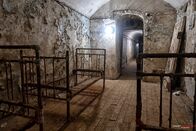 Geheimes Russland – Betten für die Wachmannschaft im Zhukow Bunker. Die Wolga hat den Raum mehrfach überflutet. Elektrizität kommt vom darüberliegenden aktiven Militärhospital.
