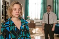 Ku'damm 63 – Monika (Sonja Gerhardt) ist voller Trauer: Zum Glück ist Freddy (Trystan Pütter) zurückgekommen.