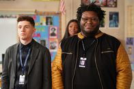 Abbott Elementary – v.li.: Jacob Hill (Chris Perfetti), Ava Coleman (Janelle James), Zach (Larry Owens)