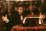 Johnny English – Die Kronjuwelen sind weg! Entwendet vom französische Millionär Pascal Sauvage! Und der plant jetzt auch noch den englischen Thron einzunehmen. Jetzt muss Johnny English (Rowan Atkinson) ran, der chaotischte Agent aller Zeiten ...