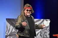 Jürgen von der Lippe: "Wie soll ich sagen...?" – Jürgen von der Lippe - hier als Berliner Rocker "Kummerkasten-Kalle" - beherrscht die Kunst der Beredsamkeit wie kaum ein zweiter Kabarettist in Deutschland: Mit subtilen Pointen und scharfsinniger Rhetorik befeuert Wortakrobat Jürgen von der Lippe die Lachmuskeln seiner Fans - und das seit mehr als 40 Jahren.