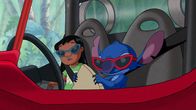 Disneys Lilo & Stitch – Lilo (l.), Stitch (r.)
