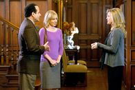 Monk – (v.li.) Tony Shalhoub (Adrian Monk), Traylor Howard (Natalie Teeger), Julie Bowen (Marilyn Brody / Patrice Gesner).