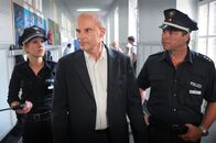 Notruf Hafenkante – Direktor Wiesenrath (Alexander Radszun, M.) will nicht wahrhaben, dass an seiner Schule mit Aufputschmitteln gedealt wird. Aber er unterstützt die Ermittlungen von Jule (Wolke Hegenbarth, l.) und Henning (Uwe Fellensiek, r.)