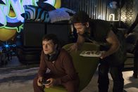 Future Man – Josh Futturman (Josh Hutcherson, l.); Wolf (Derek Wilson, r.)