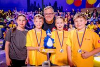 1, 2 oder 3 – Ein erfolgreicher Quiztag für das gelbe Rateteam aus Reutte/Österreich: Es darf den begehrten Piet-Flosse-Pokal in die Höhe strecken!