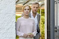 Der Alte – Johann Färber (Stephan Grossmann, r.) überrascht Elsa Hartmann (Katja Flint, l.) mit Opernkarten für die Zauberflöte.