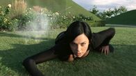 Æon Flux – Um ihre Mission zu erfüllen, muss Aeon (Charlize Theron) einen gefährlichen Grenzgarten voller autonomer Verteidigungssysteme durchqueren.