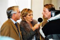 Edel & Starck – Die Reporterin (Gundis Zambo, M.) interviewt Vanderheiden (Luc Veit, r.) und Felix (Christoph M. Ohrt, l.).