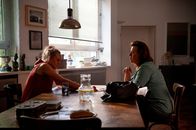 SOKO Köln – Svenja Becker (Anke Retzlaff, l.) und Marlies Becker (Ingrit Dohse, r.) machen sich Sorgen um David. Er hat den Mord an seiner Stiefmutter Inga gestanden. Ebenso wie sein Vater. Wissen sie, wer der wahre Mörder ist?