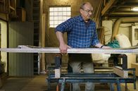 Handwerkskunst! – SWR Fernsehen HANDWERKSKUNST, "Wie man Ski aus Holz baut" Uhr. Schicht für Schicht hat Klaus Dursch seine Skier aufgebaut. Jetzt kommen sie über Nacht in die Presse.