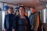 Morden im Norden – In der Brauerei "Craft of Lübeck" befragen Lars (Ingo Naujoks, l.) und Finn (Sven Martinek, r.) Kyras Halbschwester, Zarah (Judith Goldberg). Diese führte mit der Toten einen erbitterten Streit um das elterliche Erbe.