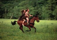 Braveheart – Als Mann herangewachsen kehrt William Wallace (Mel Gibson, r.) in sein Heimatdorf zurück, wo er von alten Freunden herzlich empfangen wird. Dort trifft er auch Murron (Catherine McCormack, l.) wieder und die beiden verlieben sich ineinander, doch ihr Glück ist nur von kurzer Dauer ...