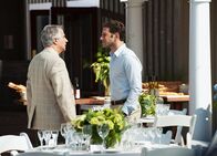 Royal Pains – Problematische Familienbande: Henry Winkler als Eddie Lawson, Mark Feuerstein als Dr. Hank Lawson (Copyright SRF/NBC Universal)
