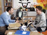 Schloss Einstein – Direktor Berger gratuliert Bruno zu seiner einmaligen Chance. (Robert Schupp, li; Ferdinand DĂ¶lz,re)Â