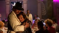 Enfant Terrible – Brigitte Mira (2.v.l.) und Rainer Fassbinder (l) umarmen sich vor Freude.