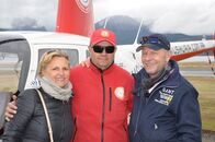 Verrückt nach Meer – Waltraud Hansen und Kapitän Morten Hansen posieren mit ihrem Helipiloten vor dem Helikopter, mit dem sie einen Rundflug über Ushuaia und den Beagle-Kanal machen.