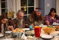 Last Man Standing – (v.li.) Kaitlyn Dever (Eve Baxter), Si Robertson (Uncle Ray), Willie Robertson (Brody), Carla Jimenez (Blanca).