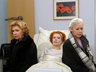In aller Freundschaft – Doch sie verweigert standhaft die nötige OP, weil ihr Horoskop einen ungünstigen Ausgang prophezeit. Gertrud (Witta Pohl, li.) und Renate (Solveig Müller, re.) versuchen sie umzustimmen.
