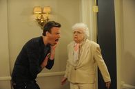 How I Met Your Mother – Marshall (Jason Segel, l.) hat einen Wunsch: Nach vielen vergeblichen Versuchen möchte er Barney die härteste Ohrfeige aller Zeiten verpassen - den "Slap of a Million Exploding Suns". Um das Geheimnis dieser ultimativen Ohrfeige zu lüften, hat Marshall eine abenteuerliche Weltreise unternommen und Hilfe von Mrs. Douglas (Barbara Perry, r.) bekommen ...