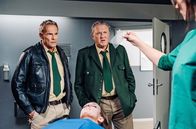 Hubert ohne Staller – Dr. Fuchs (Susu Padotzke, r.) hat ein fremdes Haar im Auto der toten Frau entdeckt. Hubert (Christian Tramitz, l.) und Girwidz (Michael Brandner, 2.v.r.) müssen herausfinden, vom wem es stammen könnte.