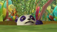 Wissper – Wissper - Panda in Not - Heute schickt der magische Kompass Wissper einen Hilferuf von ihrem Freund Dan. Der sonst so gelassene Panda ist ziemlich aufgeregt und auch ungewöhnlich grummelig. Und das ist kein Wunder, denn Dan sitzt in einem tiefen Erdloch fest – und das mit leerem Magen! Wissper beschließt, erst einmal Dans Hunger zu stillen, bevor sie sich überlegt, wie sie den Freund aus dem Loch befreien kann. Foto: ORF/STUDIO 100 MEDIA. Veröffentlichung honorarfrei nur für redaktionelle Berichterstattung in Sendungszusammenhang und mit Copyrightangabe. Kontakt: foto@orf.at