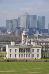 Metropolis - Die Seele einer Stadt – Wie kam es, dass ein römischer Außenposten zu einer der bedeutendsten Metropolen der Welt werden konnte? Einige beachtenswerte geschichtliche Entwicklungen nahmen in London ihren Lauf. Die Londoner Börse zum Beispiel, eine der größten und ältesten Börsen in Europa, verdankt ihre Entstehung einem Kaffeehaus inmitten der Metropole. Der Brite John Castaing begann in einem Kaffeehaus Listen mit Aktien- und Warenpreisen zu veröffentlichen. 1773 erhielt die Börse dann ihren offiziellen Namen: „The Stock Exchange". Heute ist London das Zentrum der internationalen Finanzwelt und die Londoner Börse hat einen Wert von fast 3 Billionen Euro. Darüber hinaus trinken heute mehr Menschen Kaffee in London als in New York. Die Dokumentation liefert Einblick in die Metropole London, mit Geheimtipps für den nächsten Städtebesuch, gibt aber auch einen geschichtlicher Rückblick auf die Entwicklung der Stadt, anhand der faszinierendsten Schlüsselmomente in der Geschichte Londons.