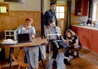SOKO Kitzbühel – Das SOKO Team Dr. Stefanie Löcker (Veronika Polly), Lukas Roither (Jakob Seeböck), Martin Kühne (Stefan Puntigam), Nina Pokorny (Julia Cencig) nimmt am Tatort die Ermittlungen auf.
