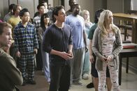 Scrubs - Die Anfänger – Cox stellt seine Studenten vor eine ganz besondere Aufgaben: Lucy (Kerry Bishe, r.) und Drew (Michael Mosley, vorne M.) ...