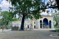 Berlin - Kalter Krieg der Zoos – Das 1872 eröffnete Antilopenhaus im Westberliner Zoo ist eines der wenigen historischen Gebäude, das den Krieg überstanden hat.