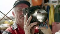 Landleben – Adolf Bauer beim Traktor reparieren.