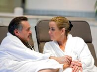 In aller Freundschaft – Sarah Marquardt (Alexa Maria Surholt) ist mit Jürgen Rudolph (Jockel Tschiersch) in einem Wellnesshotel. Rudolph ist in der Stadtverwaltung für die Vergabe von Zuschüssen für Kliniken zuständig.