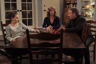 Last Man Standing – Um sich gegen die Suspendierung seiner Tochter Eve (Kaitlyn Dever, l.) zur Wehr zu setzen, macht Mike (Tim Allen, r.) einen Blog auf. Vanessa glaubt, dass dadurch alles nur noch schlimmer wird ...