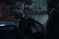 Tokyo Vice – Shoko Nagata (Miki Maya, l.); Hiroto Katagiri (Ken Watanabe, r.)
