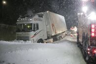 Ice Road Rescue - Extremrettung in Norwegen – Auf der Straße, die in die Berge von Björns Gebiet führt, steckt ein Lastwagen im Graben fest. (National Geographic/ITV Studios Norway AS)