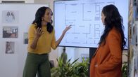 Home-Makeover mit Jessica Alba – Lizzy Mathis (l.) und Jessica Alba (r.) +++ Die Verwendung des sendungsbezogenen Materials ist nur mit dem Hinweis und Verlinkung auf RTL+ gestattet. +++