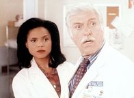 Diagnose: Mord – Mark (Dick Van Dyke, r.) und Amanda (Victoria Rowell, l.) ist eine Leiche abhanden gekommen.