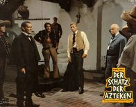 Der Schatz der Azteken – Mexiko, 1864: Das Land wird vom Krieg zwischen den Anhängern von Präsident Benito Juárez und der französischen Besatzung unter Kaiser Maximilian erschüttert. US-Präsident Lincoln entsendet den deutschen Arzt Dr. Karl Sternau (Lex Barker, M.) in das Nachbarland, wo er Juárez ein Angebot unterbreiten soll.