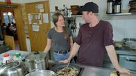 Heimat Österreich: Rund um Rottenmann – Hüttenwirt Clemens Fuxjäger in der Küche der Rottenmanner Hütte mit Freundin Julia Waimann.
