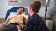 Rote Rosen – Carla (Maria Fuchs, r.) und Philip (Marc Schöttner, l.) kommen versöhnlich zu dem Schluss, dass jeder Versuch eines Zusammenseins unweigerlich im Chaos endet