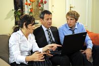 Rote Rosen – ARD ROTE ROSEN FOLGE 1648 Uhr im ERSTEN. Mick (Tobias Rosen, r.) spioniert die Geländewagen-Tour von Rainer und Merle per GPS aus. Gunter (Hermann Tolecke, M.) ist empört - und neugierig (mit Anika Lehmann, l.).