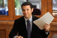 The Grinder - immer im Recht – Lässt sich Stewart (Fred Savage) tatsächlich von Dean beeinflussen, als er einen Maulwurf in der Kanzlei vermutet?