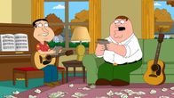 Family Guy – Entdecken, dass ihre Gesangsstimmen ziemlich gut miteinander harmonieren, und sie fangen an, im Duo zu singen: Peter (r.) und Quagmire (l.) ...