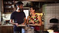 Zu Tisch ... – Zu Tisch Triester Karst – Italien Saša Zerjal und Vesna Guštin haben Spass beim Kochen. Copyright: SRF/Berlin Producers/Moritz Zschocke