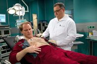 In aller Freundschaft – ARD/MDR IN ALLER FREUNDSCHAFT FOLGE 672, "Zukunftsmusik" Uhr im ERSTEN. Heizungsmonteur Paul Greiner (Mirco Reseg, li.) wollte bei Brentanos nur schnell die Heizung reparieren und dann am Nachmittag gut vorbereitet seiner Freundin Mareike einen Heiratsantrag machen. Nun liegt er mit einem Pneumothorax in der Sachsenklinik. Als klar ist, dass er für weitere Untersuchungen bleiben muss, bittet er Pfleger Hans-Peter Brenner (Michael Trischan, re.) um einen Gefallen: Er soll bitte alle Spuren des Heiratsantrages in Pauls Wohnung beseitigen. Brenner will ihm den Gefallen tun.